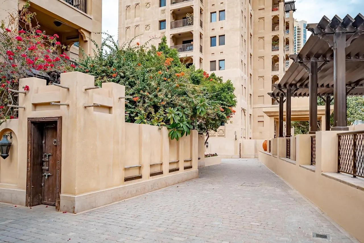 Higuests - Spacious Apt With Private Balcony In Old Town Dubai Apartment